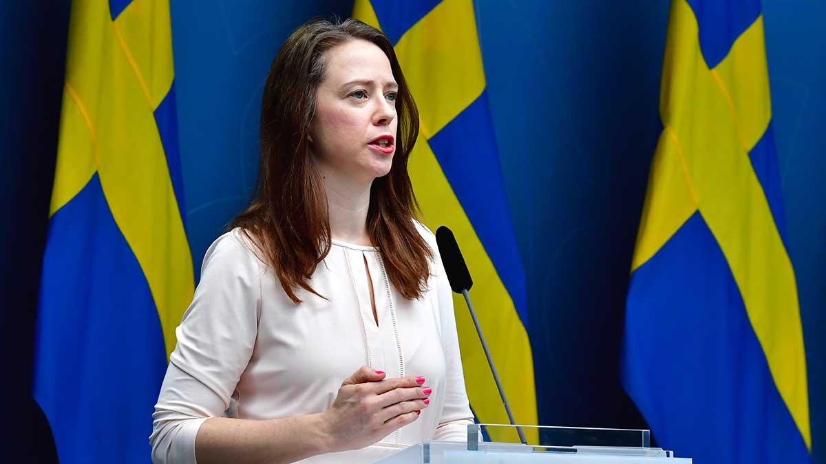 ""Det skiljer uppskattningsvis 3,2 miljoner kronor i livsinkomster mellan kvinnor och män, så kan vi inte ha det", konstaterar jämställdhetsminister Åsa Lindhagen (MP). (Foto: TT)