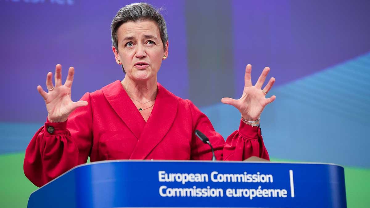 EU-kommissionens vice ordförande Margrethe Vestager anser att det är rimligt att medlemsländerna är med och stöttar företagens innovativa och hållbara batteriprojekt. (Foto: TT)