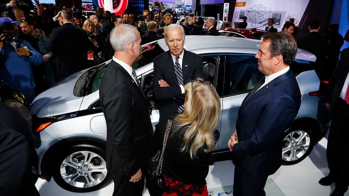 USA:s president Joe Biden (med ansiktet mot kameran) vill byta ut bilarna i regeringens fordonsflotta till elbilar som tillverkats i USA. (Foto: TT)