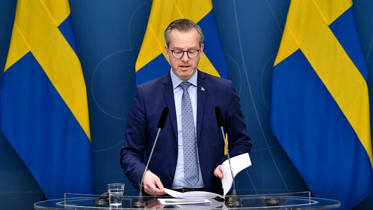 Inrikesminister Mikael Damberg (S) håller en digital pressträff i Rosenbad om undantag från gravfriden för att möjliggöra dykningar vid vraket efter Estonia. (Foto: TT)