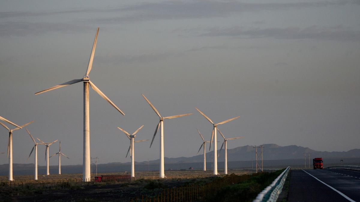 Kinesiska energidepartementet meddelade att landet slog sitt förra rekord i vindkraftsutveckling under fjolåret – men bedömare tvivlar på om siffrorna är tillförlitliga. (Foto: TT)