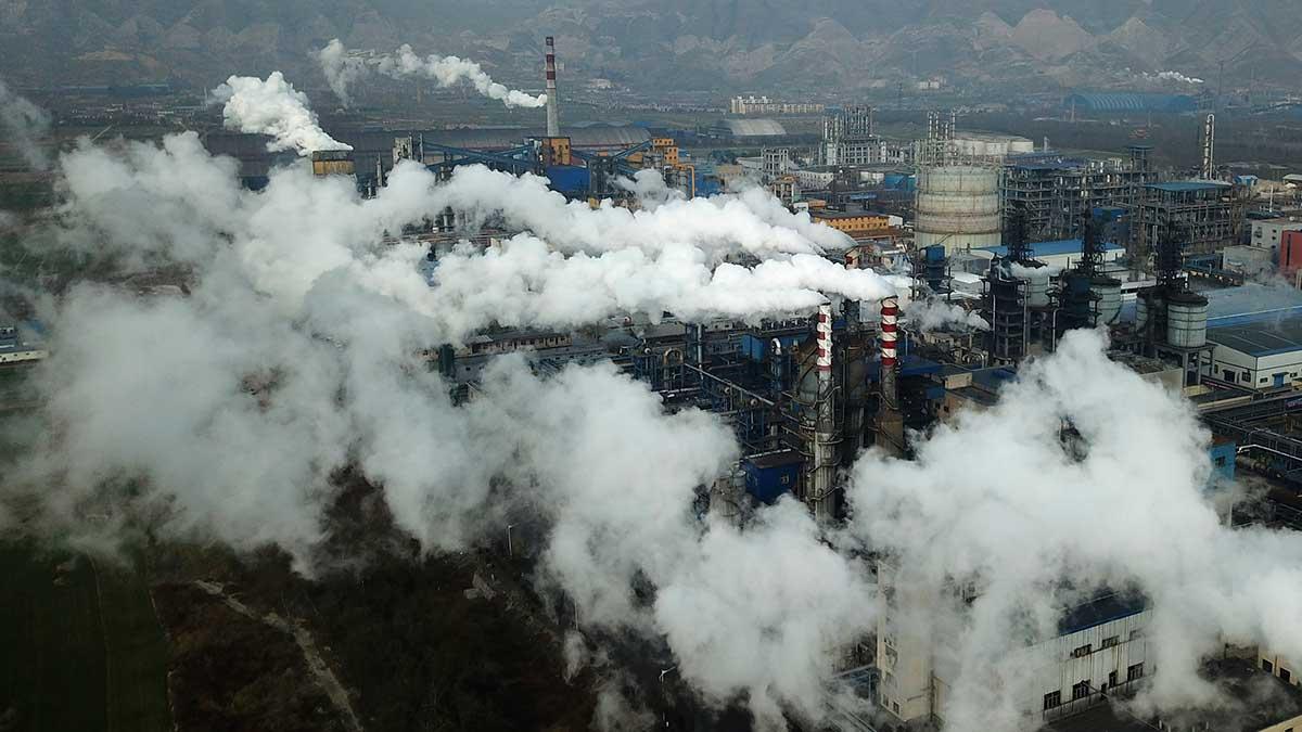 Kina är världens största utsläppare och nu ökar utsläppen igen medan de sjunker i andra stora industriländer. (Foto: TT)