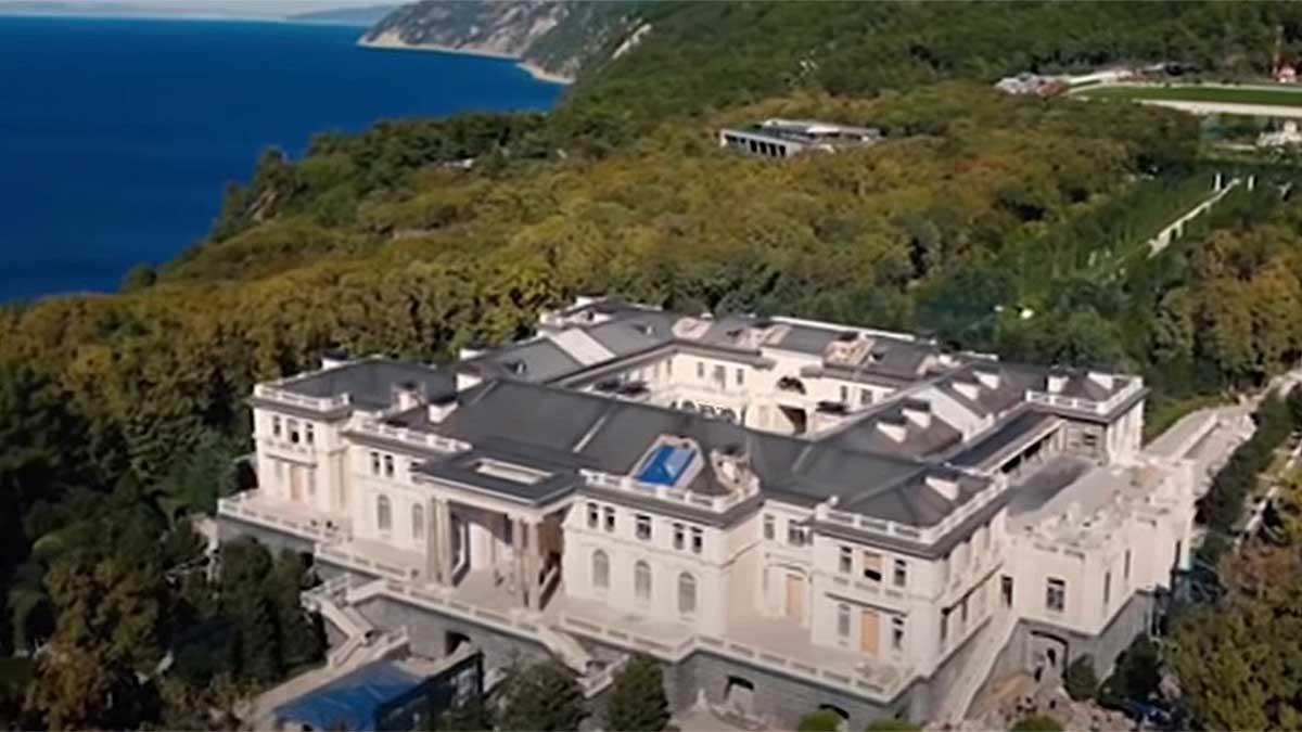 Det här är Rysslands president Putins hemliga palats, hävdar den fängslade oppositionspolitikern Aleksej Navalnyj. Palatset uppges rymma både en ishockeyrink och teater och ska ha kostat över 11 miljarder kronor att bygga. (Foto: Skärmdump från Youtube)