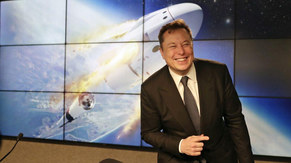 Elon Musk ägda SpaceX Dragon landade i veckan utanför Floridas kust. Lasten bestod delvis av vinrankor och vinflaskor som vistats ett drygt år i rymden. Nu ska forskare undersöka hur de klarat stressen under rymdvistelsen. (Foto: John Raoux/TT)