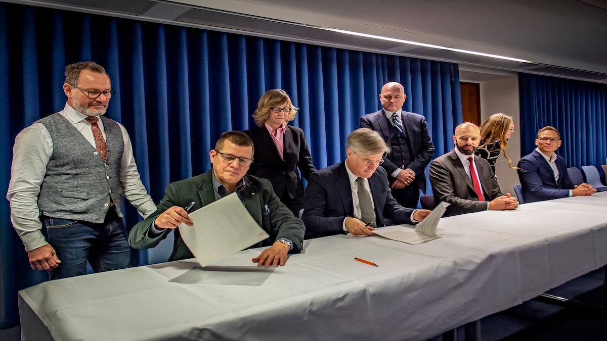 Representanter från Svenskt Näringsliv, PTK, IF Metall och Kommunal skrev under las-avtalet i början av december. (Foto: TT)