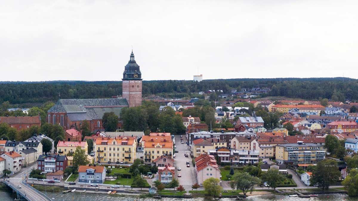Strängnäs, med lagom pendlingsavstånd till Stockholm, är en av de orter som nu lockar stockholmare på jakt efter större bostadsytor och mer grönområden. (Foto: TT)