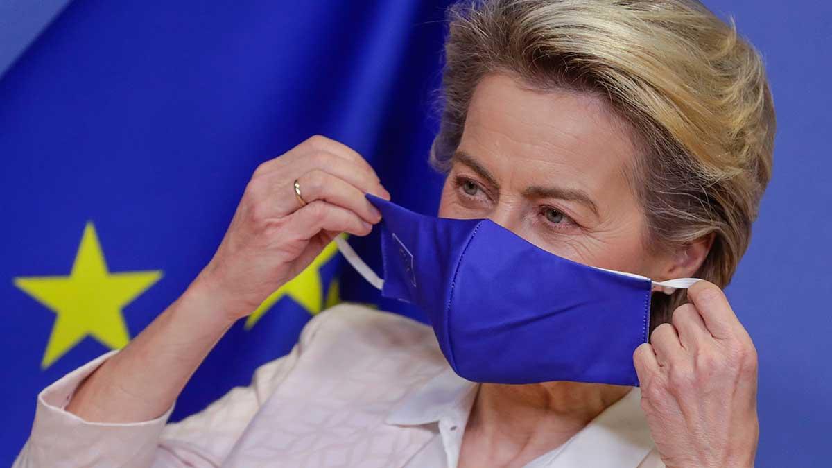EU-kommissionens ordförande, Ursula von der Leyen, tycker det är rimligt att EU-medborgare kan intyga att de vaccinerats mot covid-19, däremot säger hon inte att hon är för ett vaccinationspass för EU-resenärer. (Foto: TT)