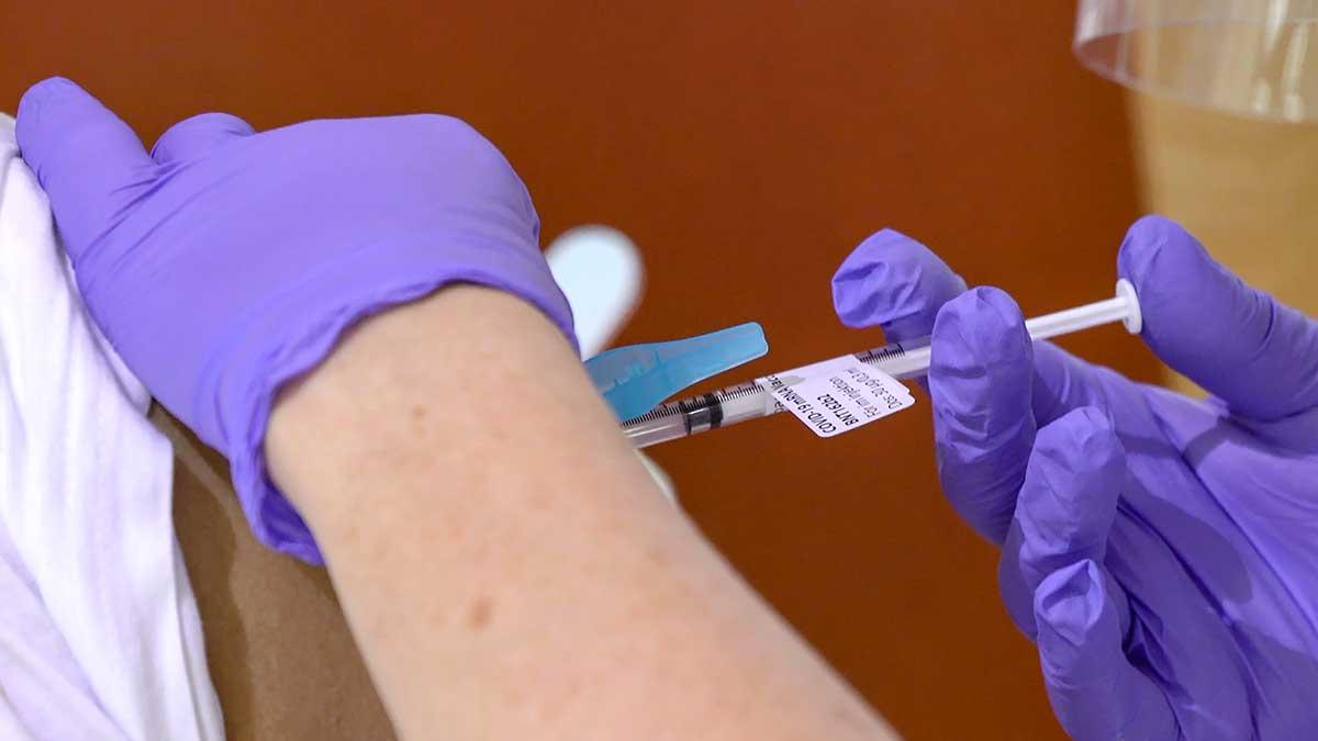 Pfizer/Biontechs vaccin uppges bita lika bra på den muterade virusvarianten som det vanliga coronaviruset. (Foto: TT)