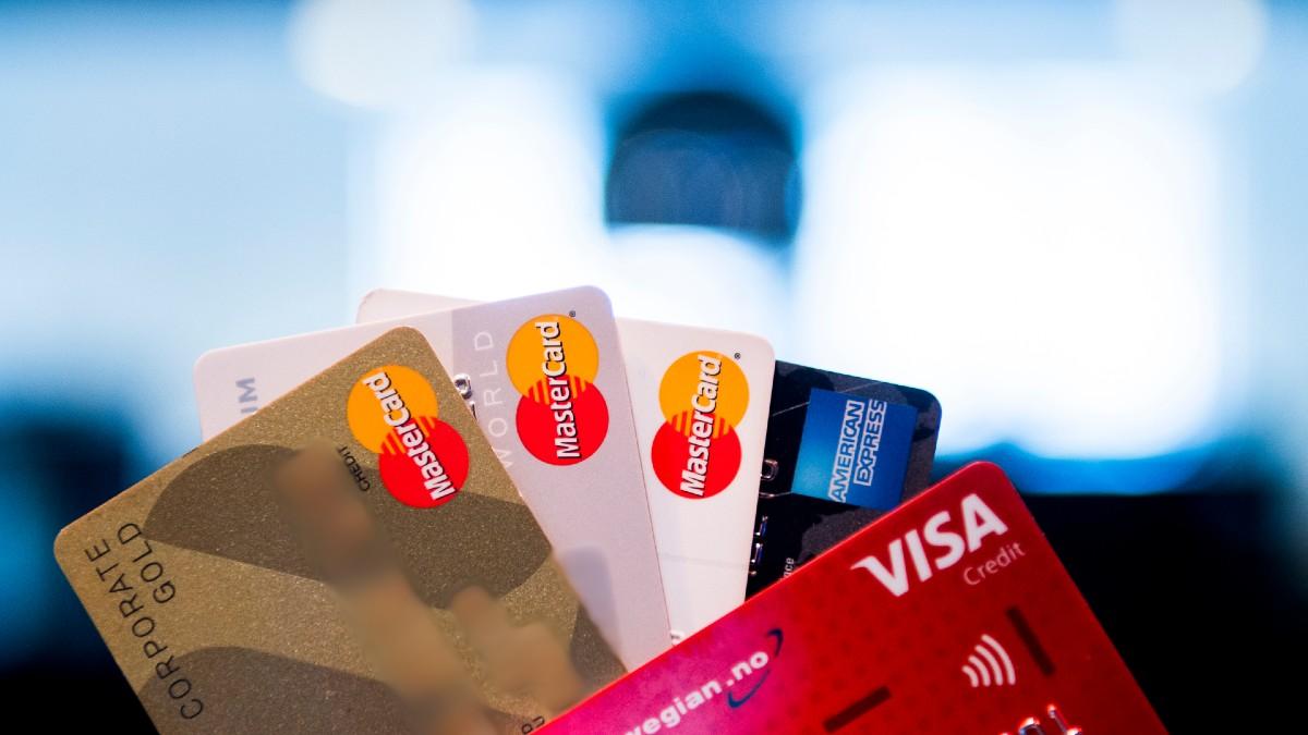 Under de senaste fyra veckorna har svenskarnas användning av bankkort minskat kraftigt. (Foto: TT)