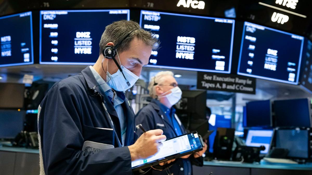 Börsveckan har vaskat fram fem köpvärda aktier i måndagens utgåva. Bilden är från Wall Street. (Foto: TT)