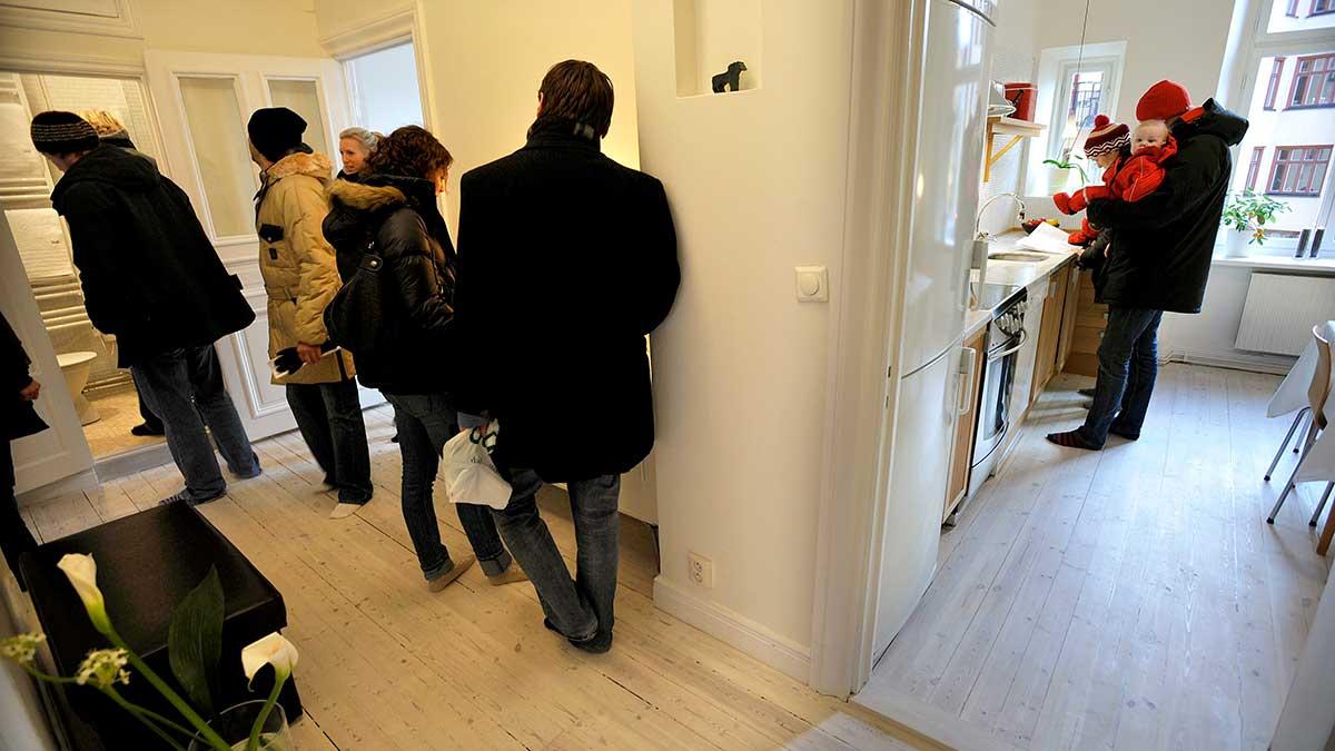 Det genomsnittliga kvadratmeterpriset i centrala Stockholm passerar för första gången 100 000 kronor. Bilden är tagen i samband med en tidigare lägenhetsvisning i Birkastan i Stockholm. (Foto: TT)