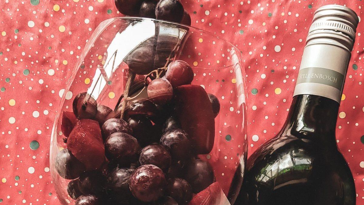 Tanniner, som återfinns i druvans skal, skyddar frukten på vinrankan och adderar struktur i vinglaset. Nu visar en ny studie att ämnet även kan leda till nya behandlingar av patienter med covid-19. (Foto: Ceeses Travel/Unsplash)
