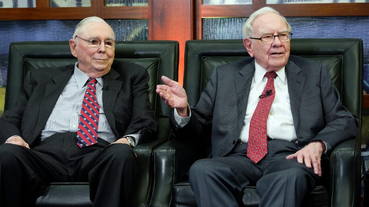 Charlie Munger (vänster på bild), vice ordförande i Berkshire Hathaway, startade en investeringsfond tillsammans med Warren Buffet redan på 1970-talet. (Foto: TT)