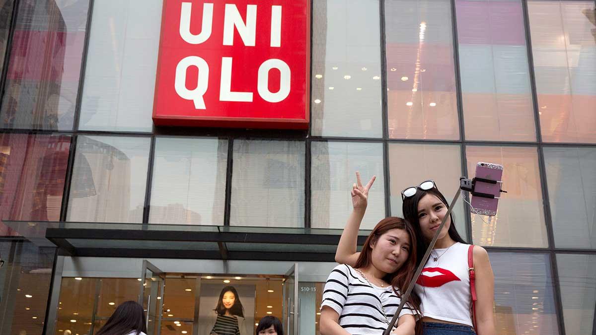 H&M-konkurrenten Fast Retailing, som ägar varumärket Uniqlo, avancerar 4 procent och är en av morgonens vinnare på Tokyobörsen. (Foto: TT)