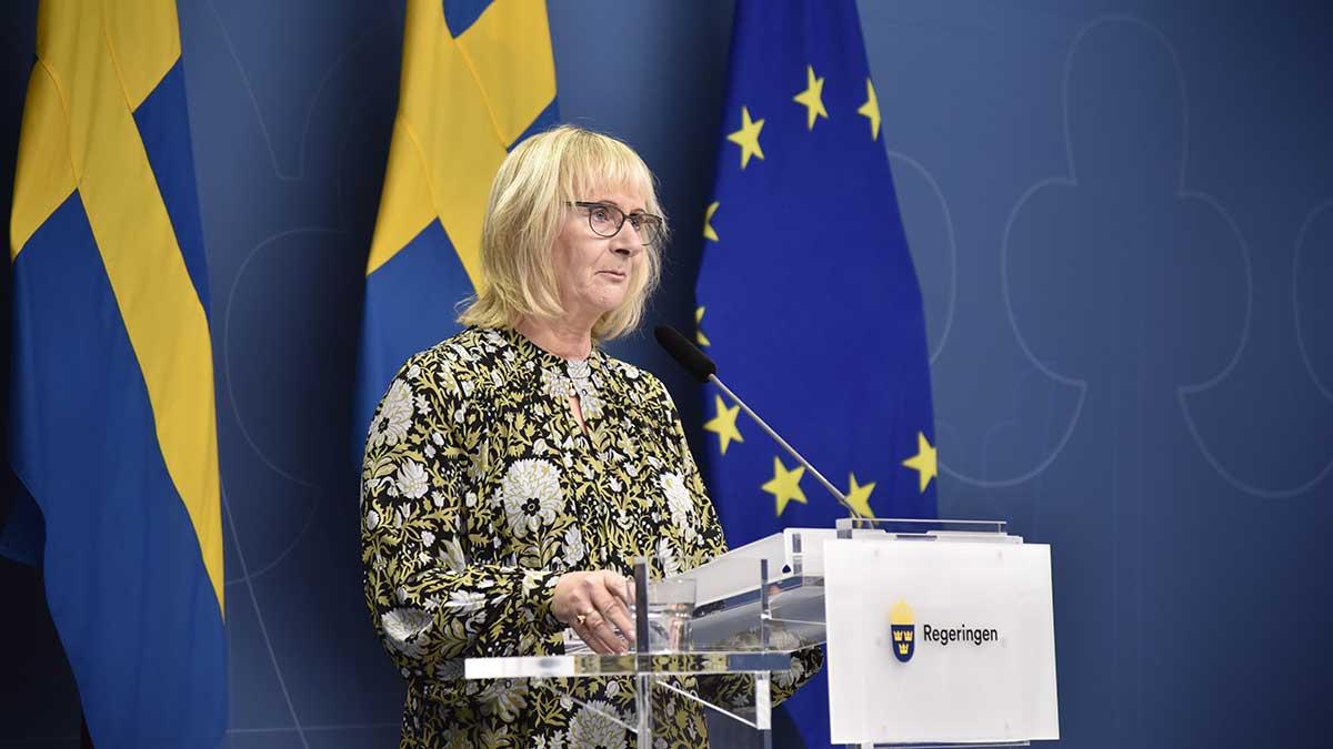 Vem är hon?, kanske du undrar. Svaret är: Sveriges civilminister. Men det är få som vet det och Lena Micko som hon heter är nu den som kan hänga mest löst vid om ommöblering av regeringen, enligt SvD.