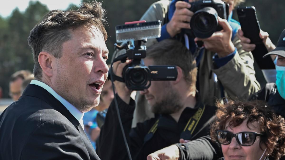 Elon Musk uppmanar nu de som har ett större innehav i kryptovalutan Dogecoin att ”tömma sina konton”. (Foto: TT)