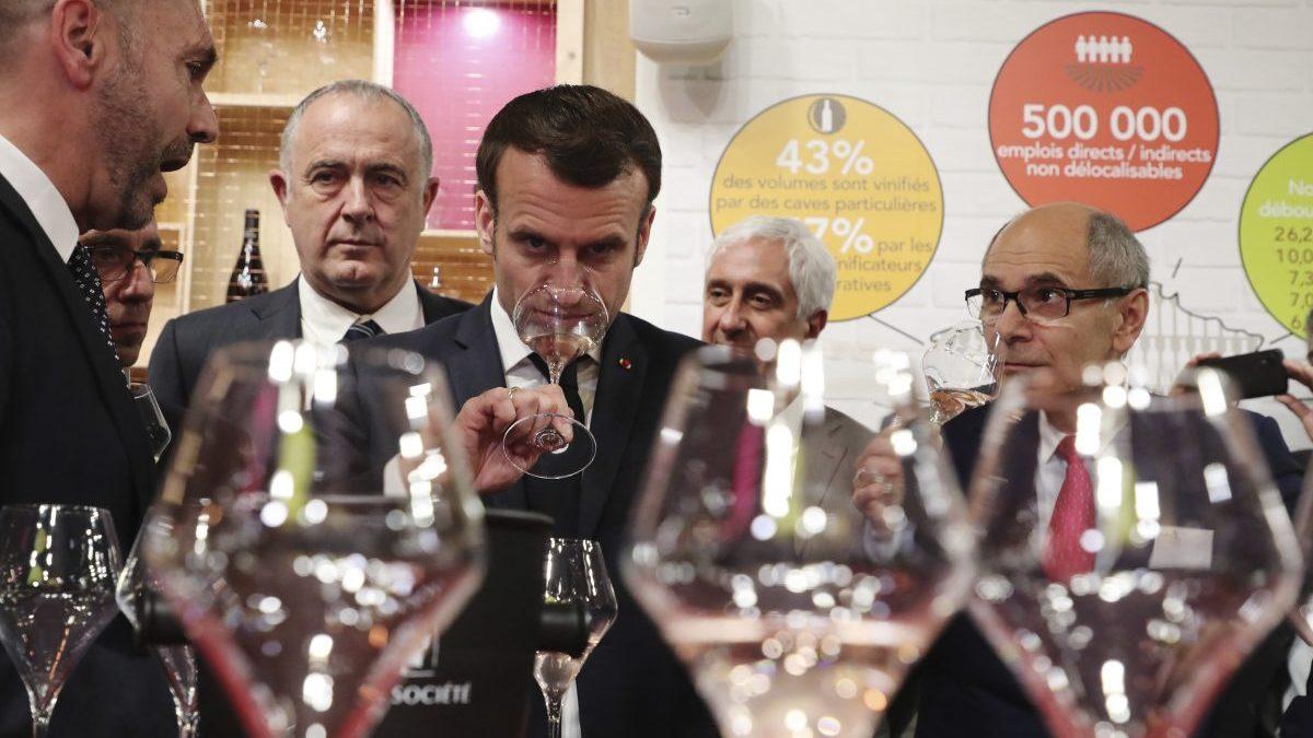 Den franska presidenten Emmanuel Macron provar viner från Bordeaux på Salon de l’Agriculture i början av 2020. Vinnäringen är viktig för Frankrike, och nu godkänner man nya druvsorter för att möta klimatkrisen. (Foto: Christophe Petit/TT)