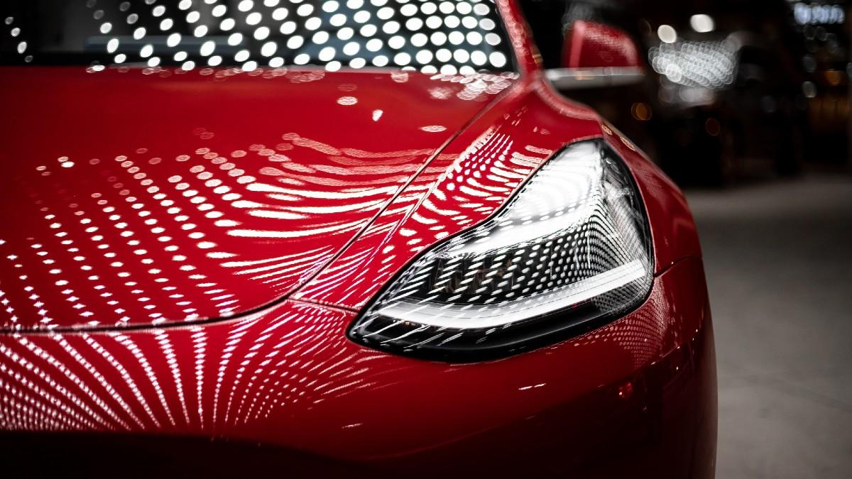 Inom fem år kan Volkswagens investeringar ha betalat av sig. Då kan den tyska biltillverkaren ha gått om Tesla i andel på elbilsmarknaden. (Foto: Unsplash)