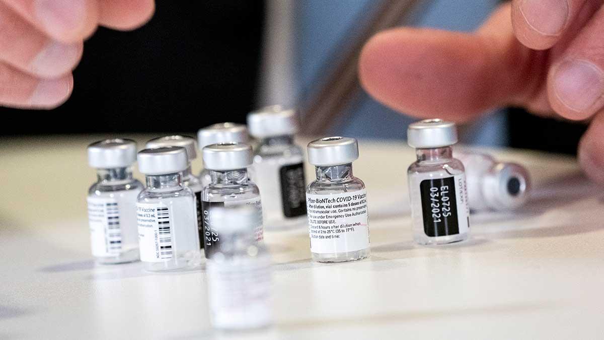 Åtta chefer i äldreomsorgen i Kävlinge i Skåne fick vaccin. Men hemtjänstpersonalen har inte ens kunnat boka tid för sprutan. Bilden är tagen vid annat tillfälle. (Foto: TT)