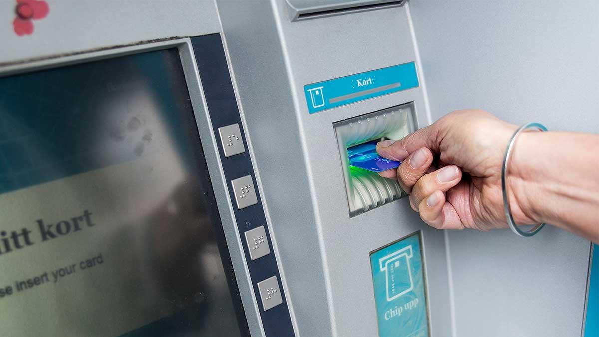 Efter den nya kontantlagen måste storbankerna öppna bankautomater i minst 17 orter. (Foto: TT)