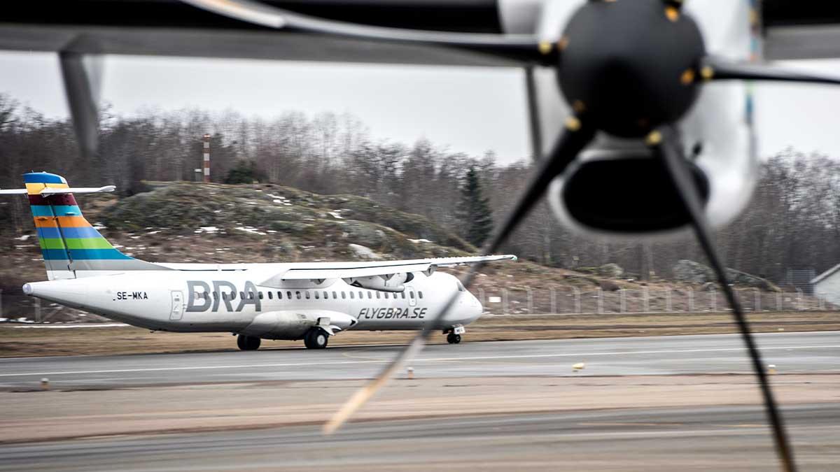 Ett BRA Flyg-flygplan på Bromma flygplats
