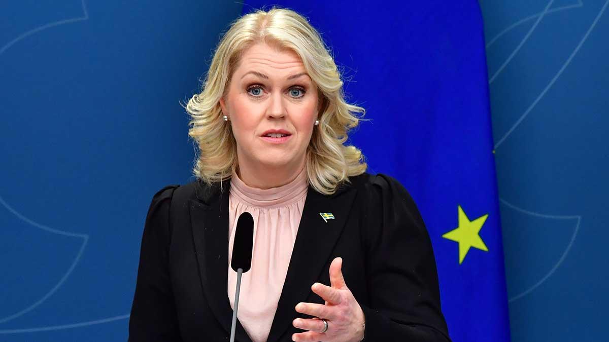 "Vi skulle inte plocka fram förslag på åtgärder om vi inte var beredda att använda dem", säger socialminister Lena Hallengren (S) på frågan om Sverige tänker stänga ner delar samhället. (Foto: TT)