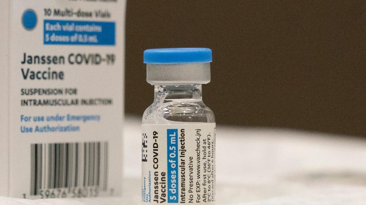 Johnson & Johnsons vaccin mot covid-19, som har utvecklats av dotterbolaget Janssen, analyseras nu för att se om det finns en koppling till blodproppar. (Foto: TT)