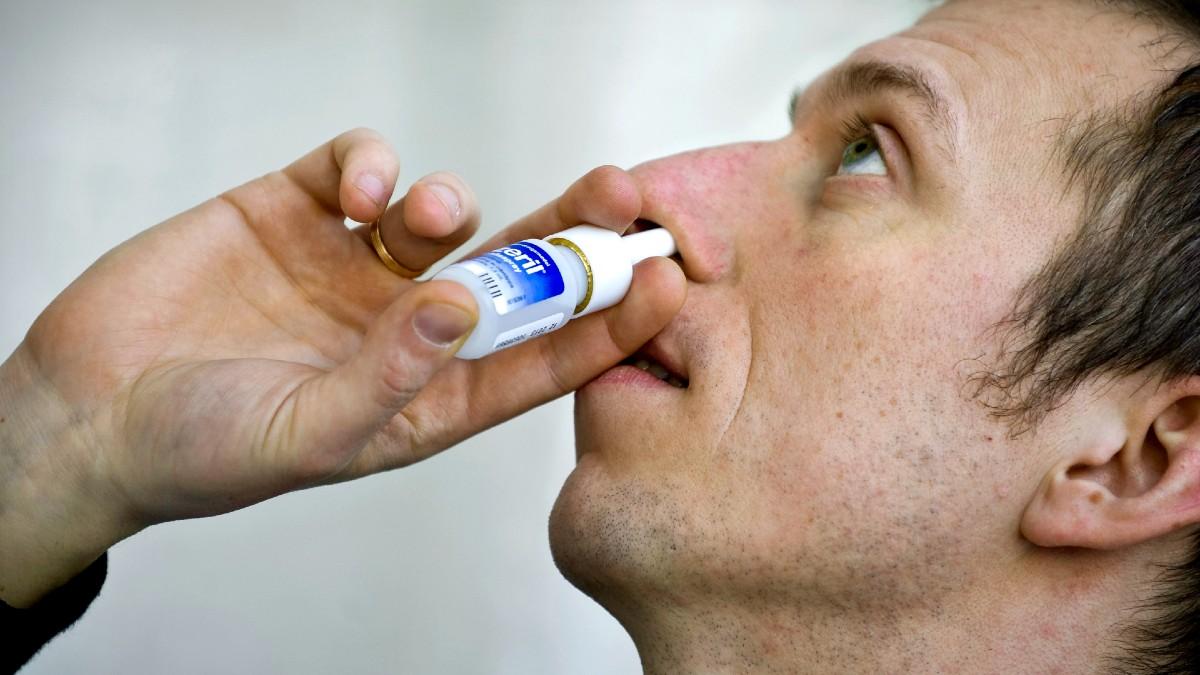 Astra Zeneca ska påbörja en studie för att testa en version av företagets coronavaccin i formen av en nässprej. (Foto: TT)