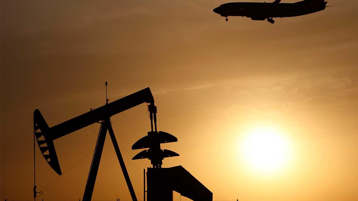 Om oljerallyt fortsätter som en följd av ett minskat utbud kan den globala ekonomiska återhämtningen bli utmanad. (Foto: TT)