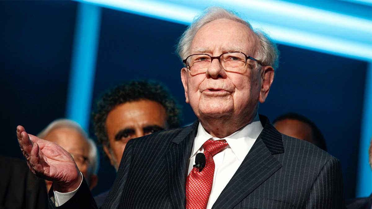 Warren Buffett har länge hyllat passiv fondförvaltning. Nu har dock de aktiva fonderna börjat att komma i kapp. (Foto: TT)