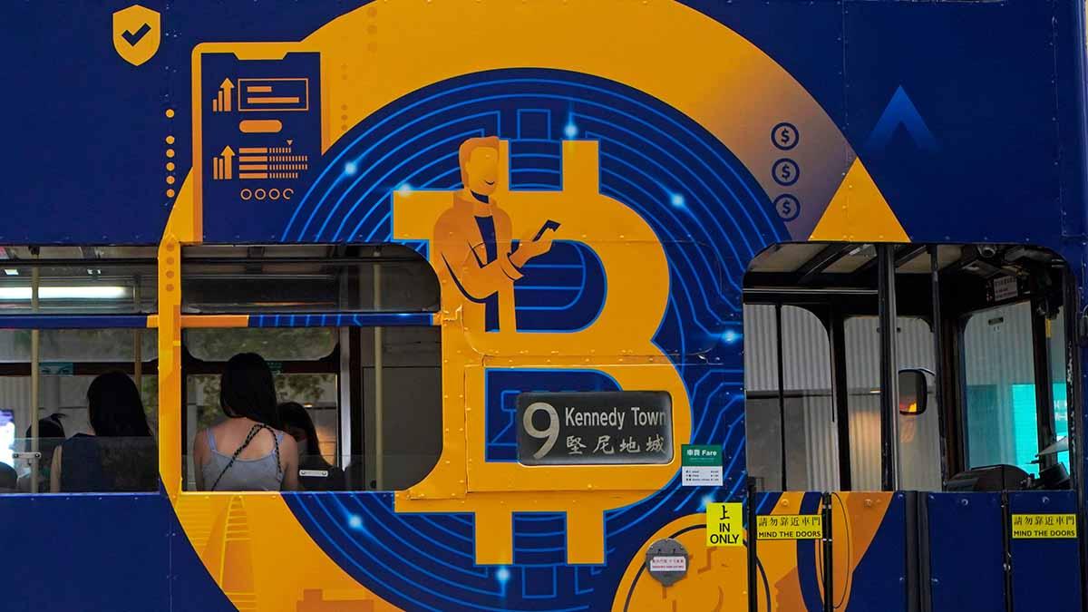 Reklam för Bitcoin på en spårvagn Hong Kong, onsdagen den 12 maj 2021, nu har Kina stoppat Bitcoin, som under natten var nere under 40 000 dollar