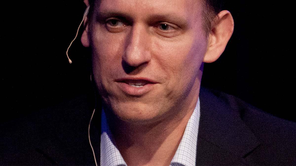 Peter Thiel har investerat i ett företag som konkurrerar med Elon Musks Neurolink