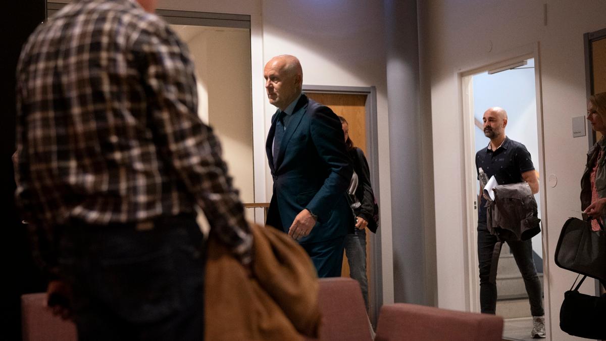 Taavi Tuula, den misstänktes försvarsadvokat, och mannen som misstänks för spionage anländer till rättegången i Göteborgs tingsrätt. (Foto: Björn Larsson Rosvall/TT)