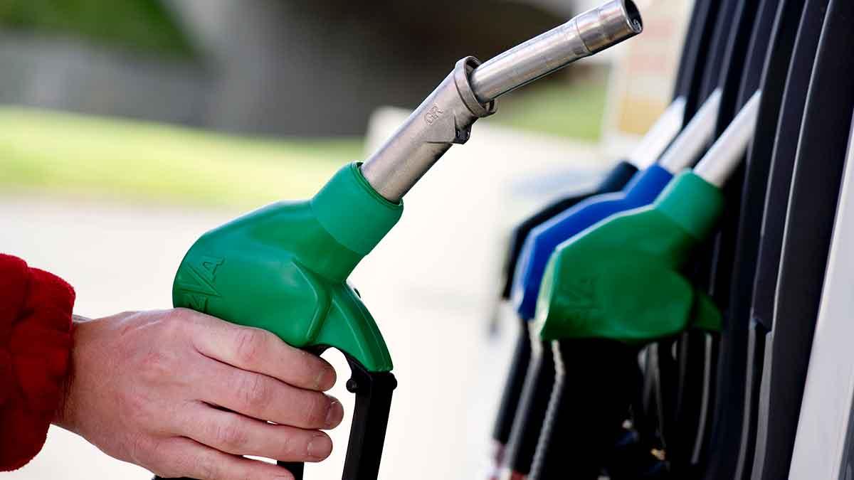 Bränslepriset: Riksdagen sänker skatten med 50 öre