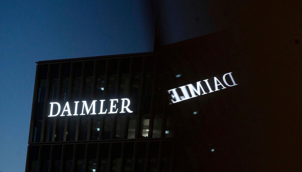Daimler är en av de biltillverkare som investmentbankerna köpmärker. (Marijan Murat/dpa via AP)