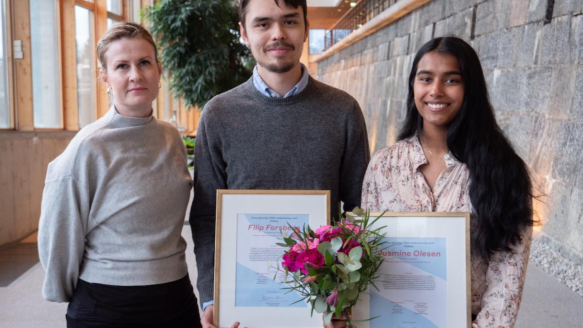 Vinnarna i WSPs årliga casetävling, Jasmine Olesen som studerar företagsekonomi med inriktning hållbarhet och etik på Stockholms universitet och Filip Forsberg som studerar samhällsbyggnad på KTH. Här tillsammans med Anna Nordling, energiexpert på WSP