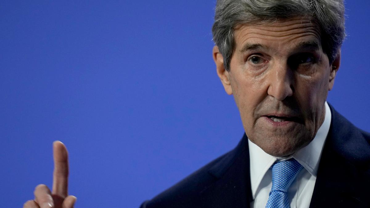 John Kerry och det kinesiska sändebudet Xie Zhenhua gick ut i ett gemensamt uttalande om ett bilateralt samarbete kring klimatet. (Foto: Alastair Grant/AP/TT)
