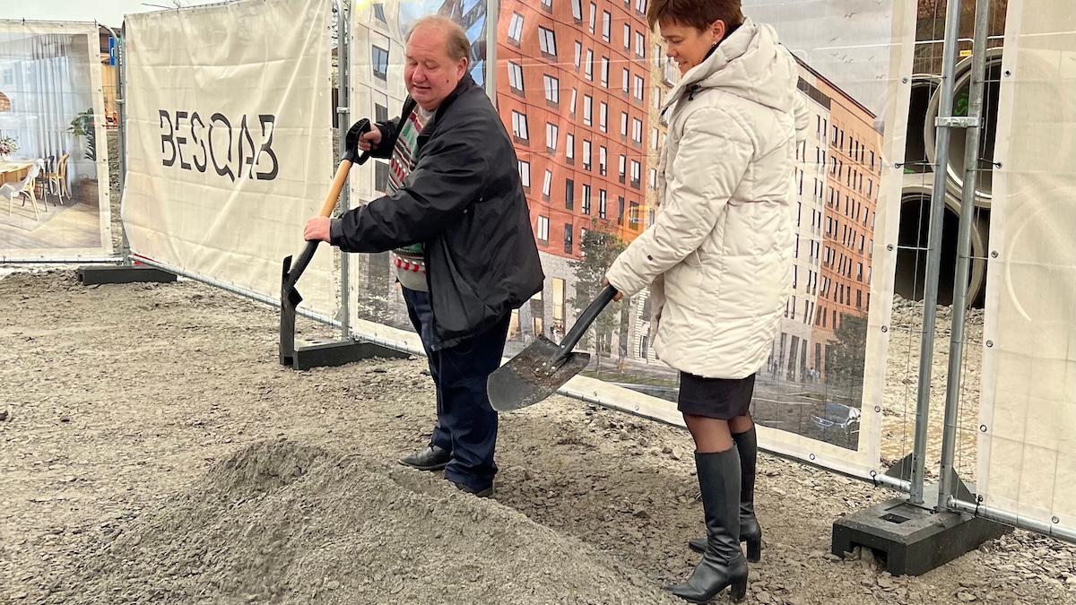 Torsten Svenonius, byggnadsnämndens ordförande, Solna stad, och Carola Lavén, vd Besqab, tig det första spadtaget för nya bostadskvarter vid Solna centrum