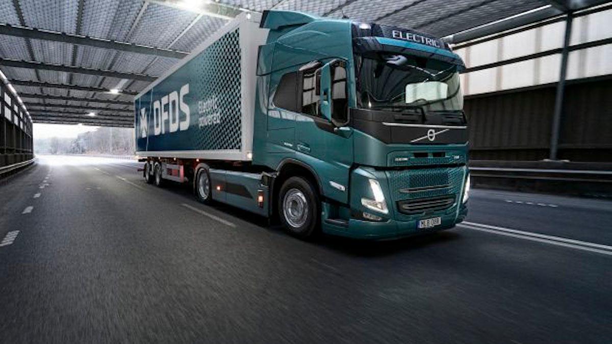 Eldriven Volvolastbil märkt DFDS