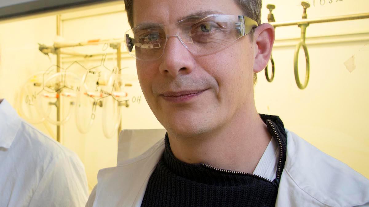 Daniel Strand och hans forskarkollegor har syntetiskt framställt två molekyler som kan vara användbara i utveckling av läkemedel