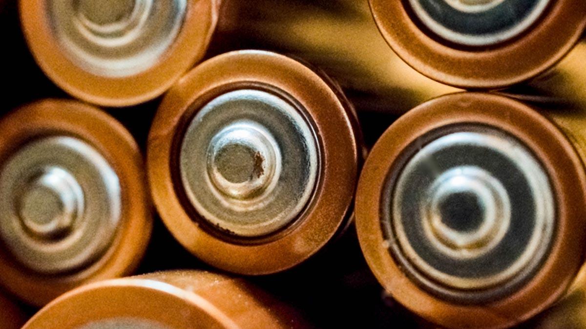 Om batterierna inte satt fast i den elektronik vi köper skulle utsläppen kunna gå ner och konsumenterna tjäna pengar, menar Europeiska miljöbyrån EEB.