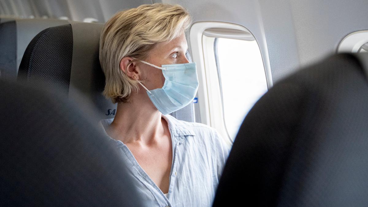 Omikron gör att flygpassagerare löper minst dubbelt så stor risk att smittas av covid-19 under en flygtur, men smittorisken i ett passagerarplan är fortfarande mindre än den är på platser på marken som är fulla med folk