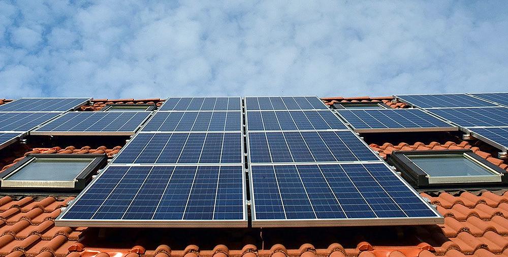 Solpaneler på taket är ett sätt att minskar byggnaders klimatpåverkan