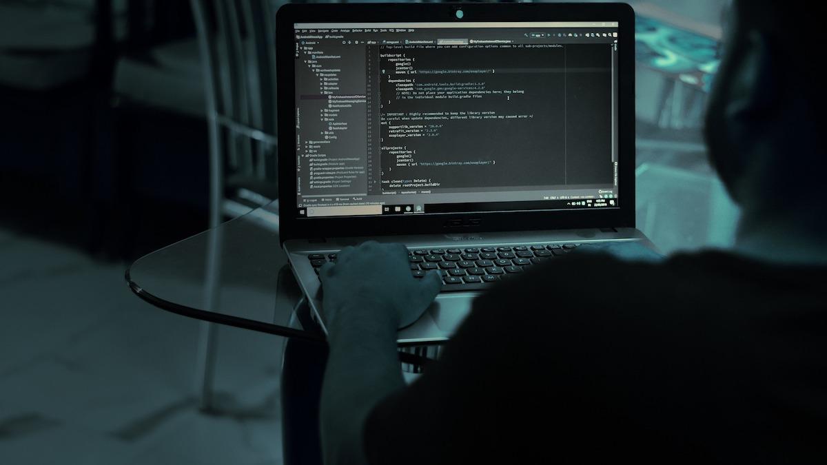 Den tyska säkerhets- och underrättelsetjänsten varnar för en pågående hackerattack mot kommersiella organisationer i Tyskland