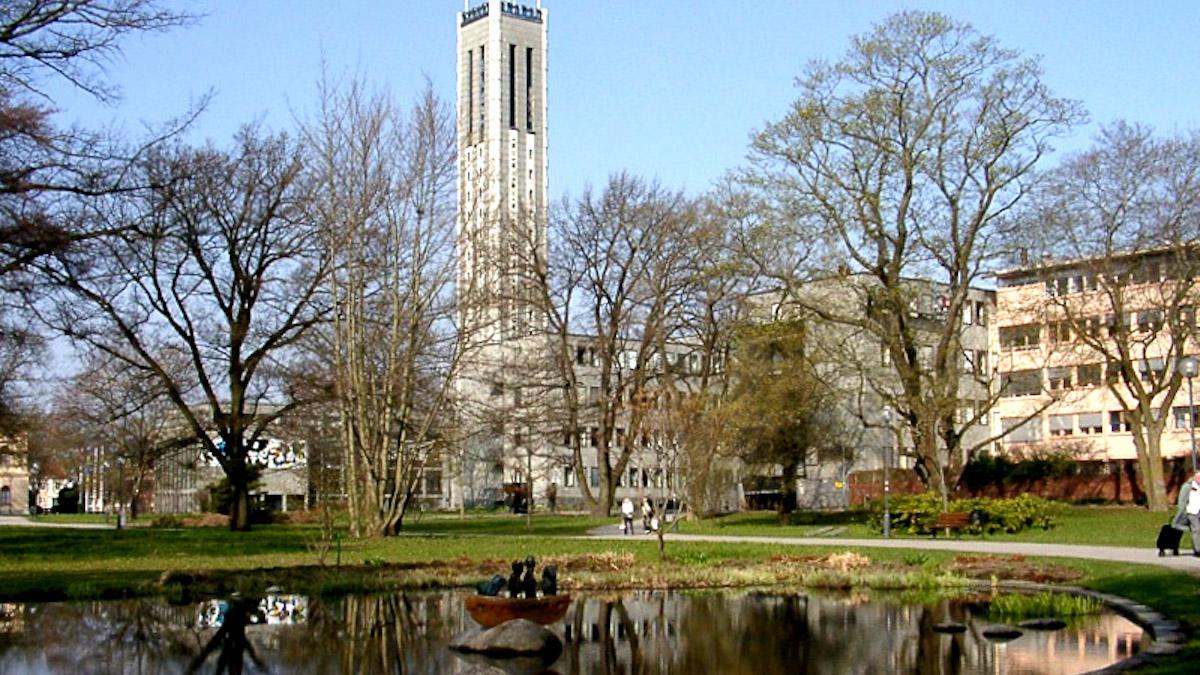 Västerås stadshus och dammen i Vasaparken. Västerås är en av de städer där Norconsult ska arbeta med frågor kopplat till kulturmiljö