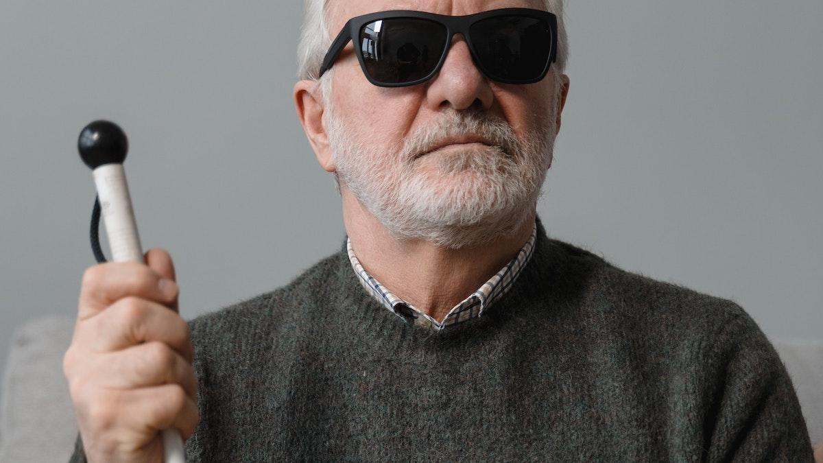 Phoenix 99 fungerar genom att stimulera användarens näthinna. Systemet länkas trådlöst till en liten kamera som fästs på ett par glasögon.