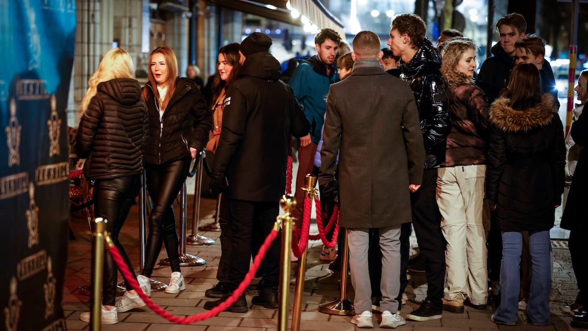 Kö till en nattklubb i Stockholm när coronarestriktionerna släpptes i Sverige den 9 februari i år. Men experter varnar för att pandemin ännu inte är över