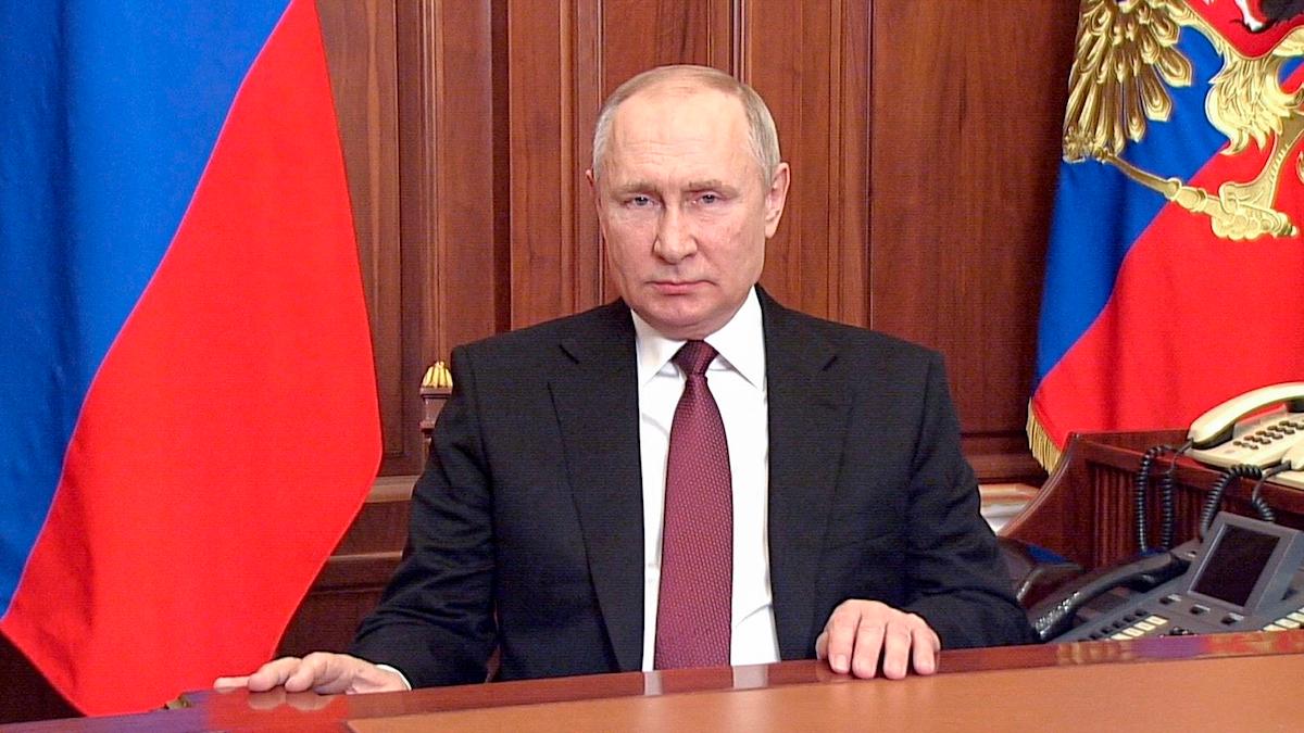 Rysslands president Vladimir Putin sprider konspirationsteorier om att Ukraina och USA i hemlighet smider planer på att placera ut kärnvapen i Ukraina.