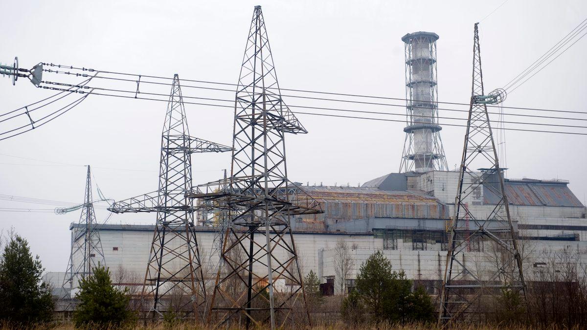Ukrainska statstjänstemän uppger att Ryska militära styrkor har tagit kontroll över kärnkraftverket i Tjernobyl.