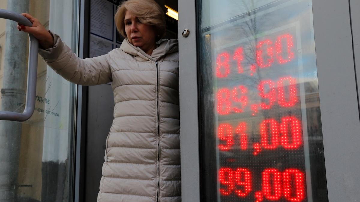 Nu börjar den växande finansiella effekten av Rysslands angrepp på Ukraina visa sig, här syns valutakurserna för amerikanska dollar och euro till ryska rubel vid ett växlingskontor i Moskva